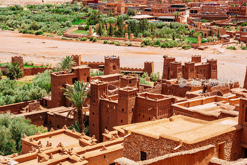 摩洛哥的Ait Ben Haddou ighrem(要塞村庄)，一个阳光明媚的日子，背景是晴朗的蓝天。